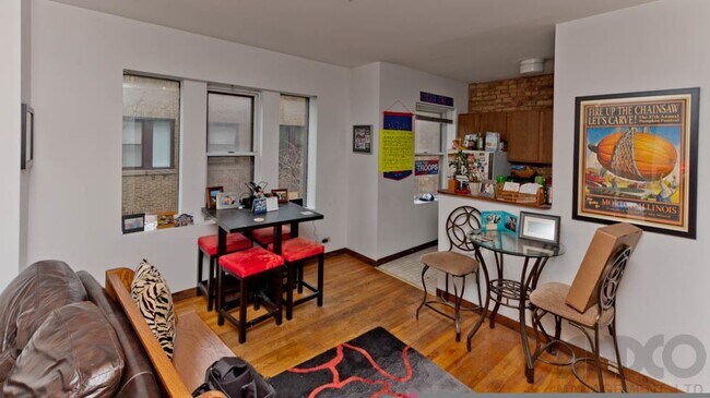 Foto del edificio - 1317 W Addison St
