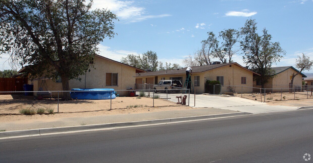 Foto principal - 12945 Navajo Rd