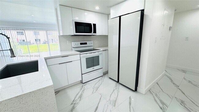 Foto del edificio - 9375 Fontainebleau Blvd