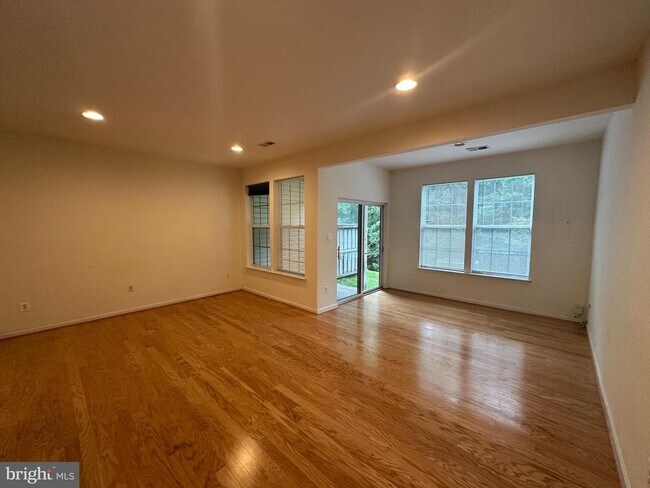 Foto del edificio - 43115 Forest Edge Square