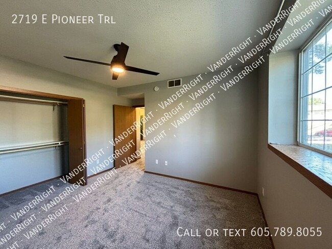 Building Photo - One Floor - 2 Bedroom 2 Bathroom Townhome!