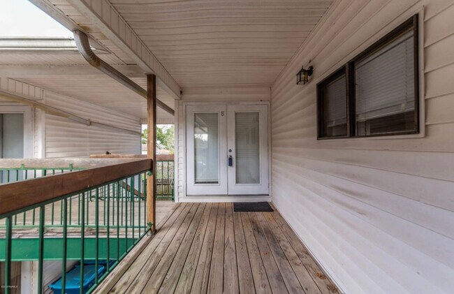 Building Photo - 913 St Landry St