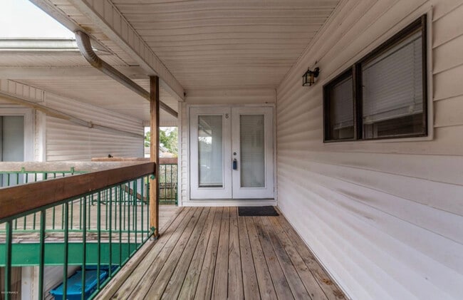 Building Photo - 913 St Landry St