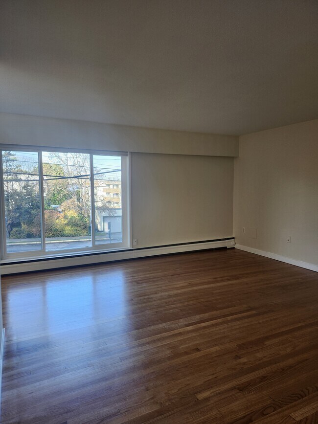 Photo du bâtiment - 1653 Oak Bay Ave