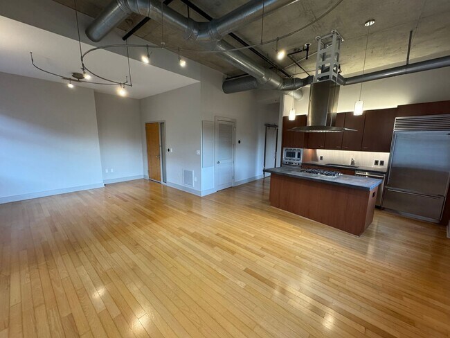 Building Photo - One Bedroom Loft Condo in Midtown, Atlanta