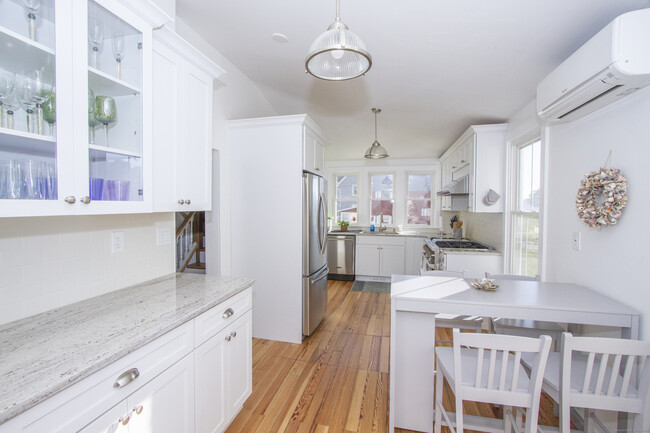 Building Photo - 283 Seaside Ave
