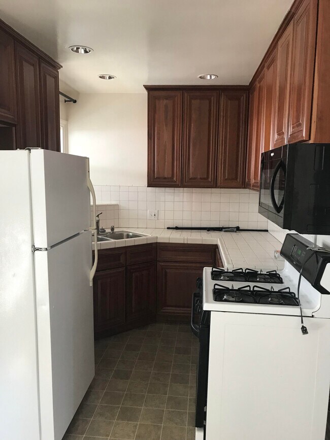 Kitchen - 3907 Vineland Ave