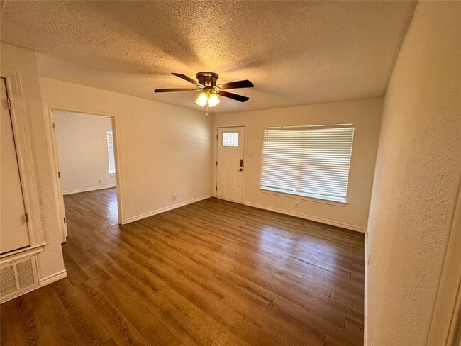 Building Photo - 910 S Austin St