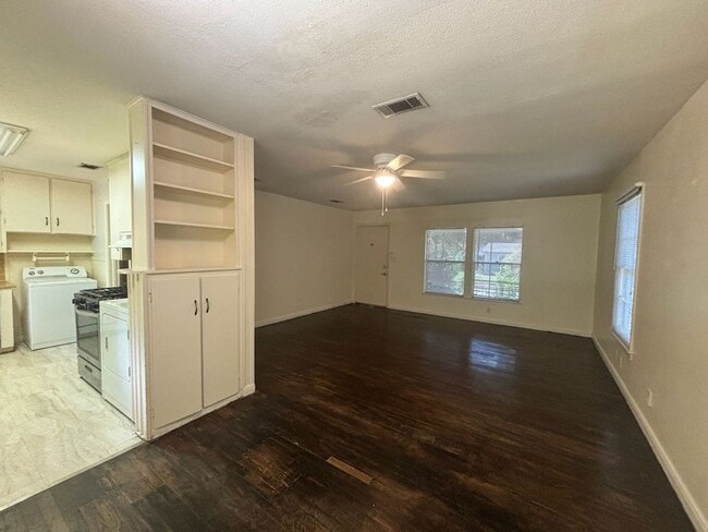 Building Photo - Brentwood Bungalow Available Aug 1!