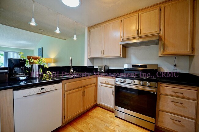 Building Photo - San Rafael End Unit Condo, Near Waterway w...