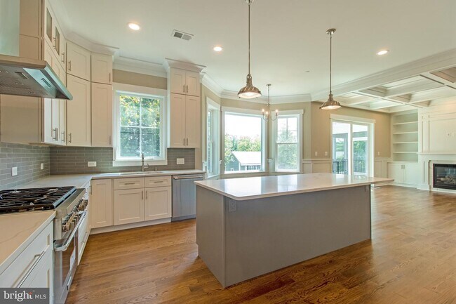 Building Photo - 6204 Greentree Rd
