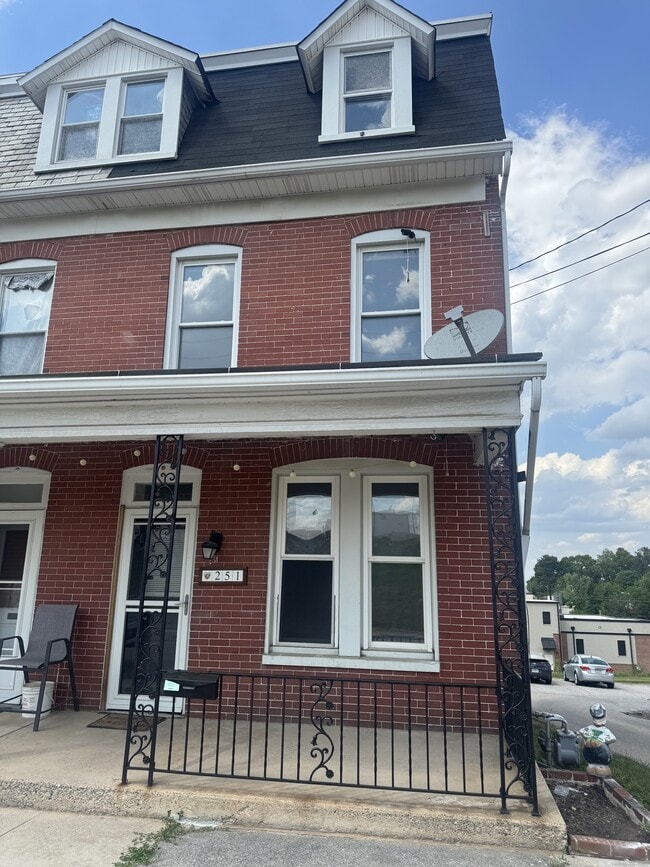 Building Photo - 251 E Maple St