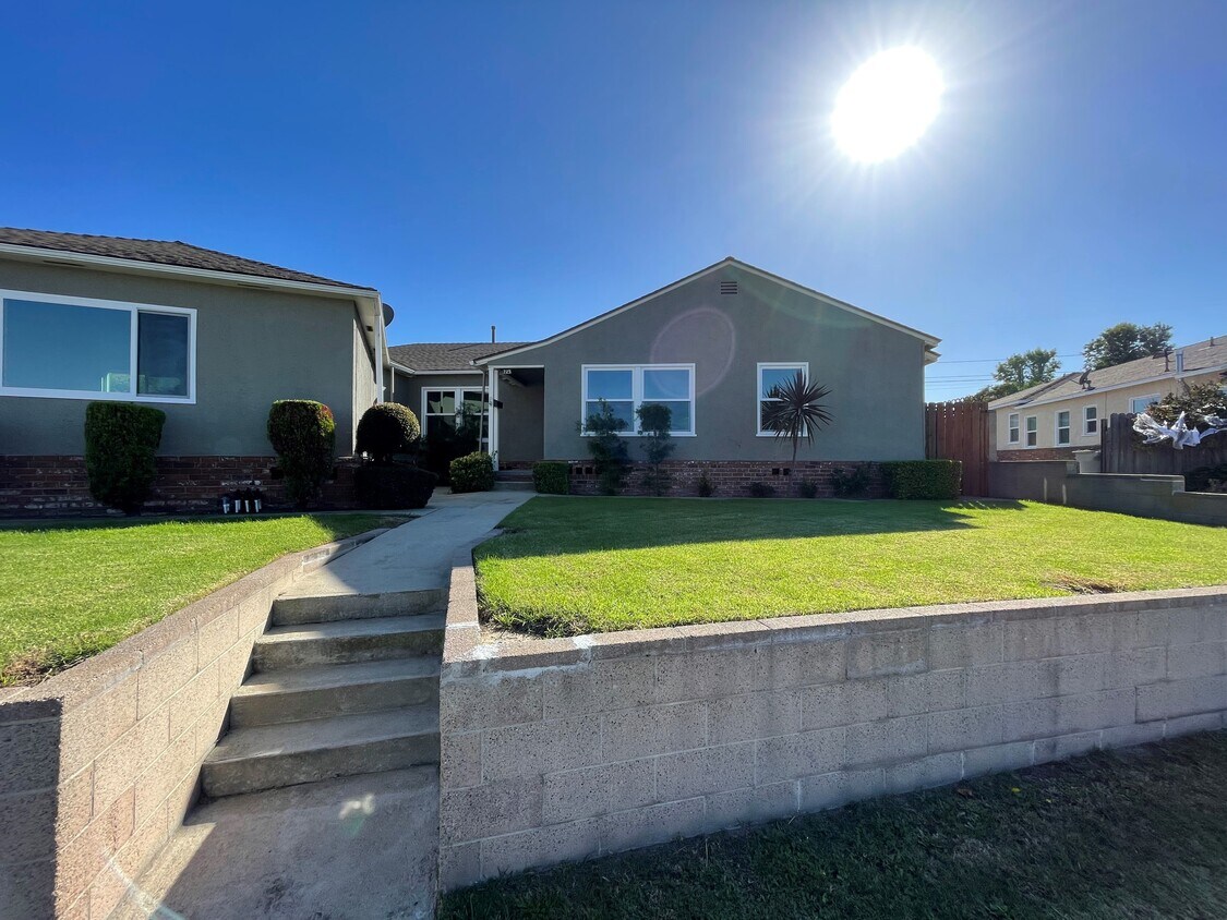 Front Walkway - 725 Pine Dr