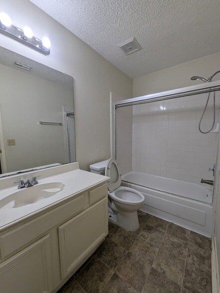 Foto del edificio - 827 Coral Tree Pl