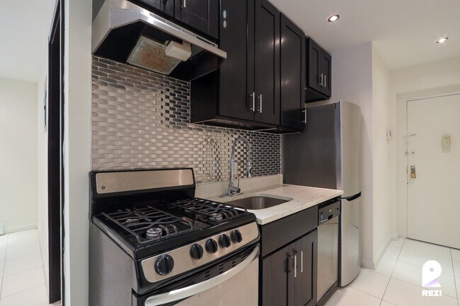 Building Photo - 120 W 105th St