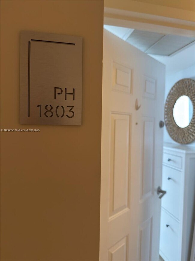 Building Photo - 540 Brickell Key Dr