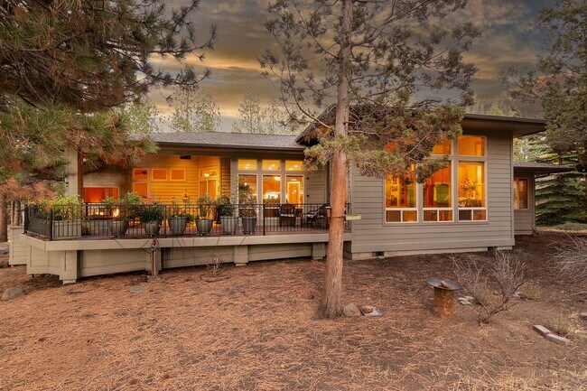 Foto del edificio - Move in special $1000 off first months rent / Gated Community in Awbrey Glen