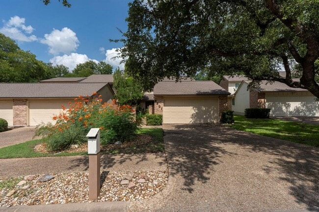 Foto del edificio - 8301 Greenslope Dr