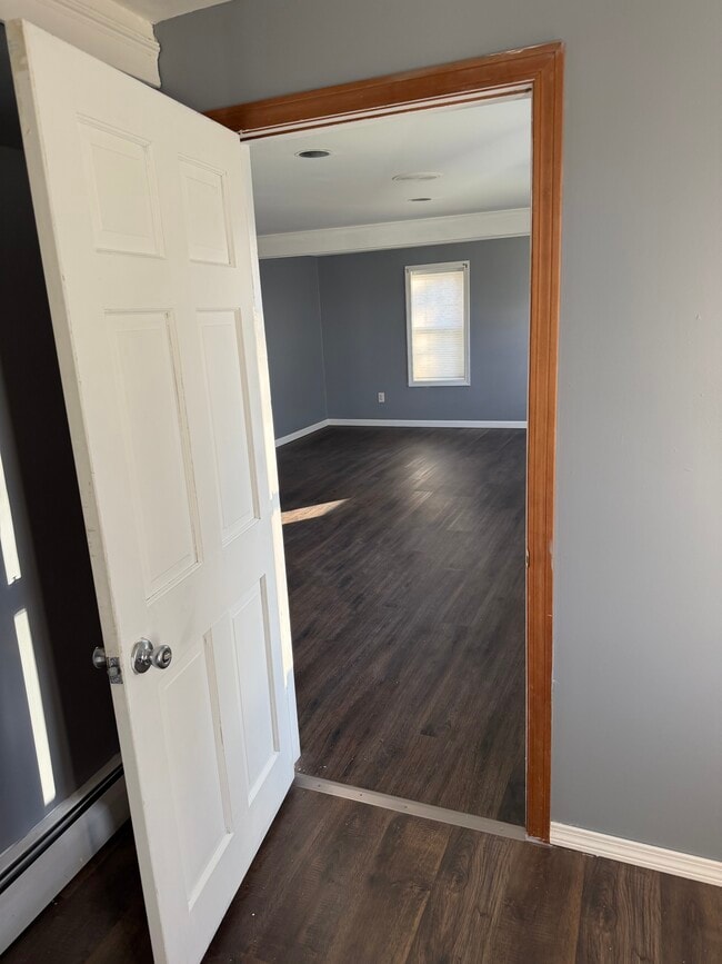 Building Photo - 400 Main St