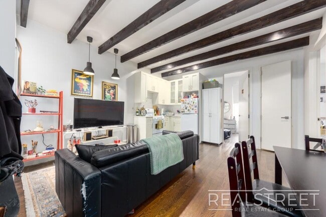 Building Photo - 3 BED 1.5 Bath in Bed Stuy
