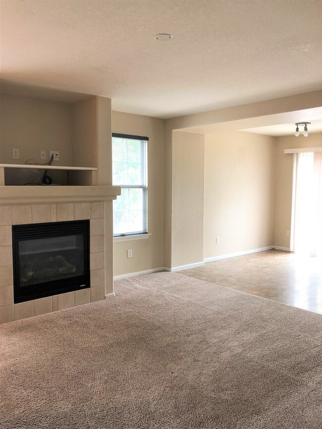 Building Photo - Stunning 4 Bedroom Home in Englewood.