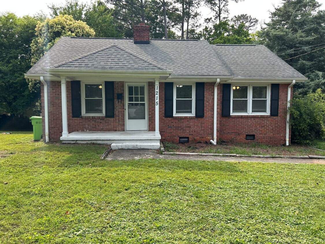 Foto principal - 4 Bedroom | 3 Bathroom Raleigh Home with F...