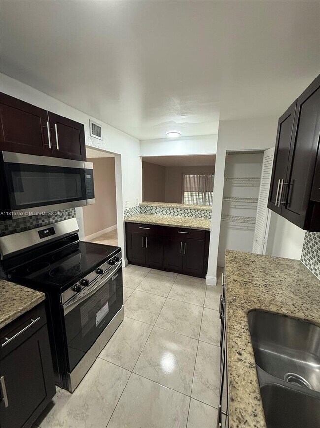 Foto del edificio - 4121 Stirling Rd