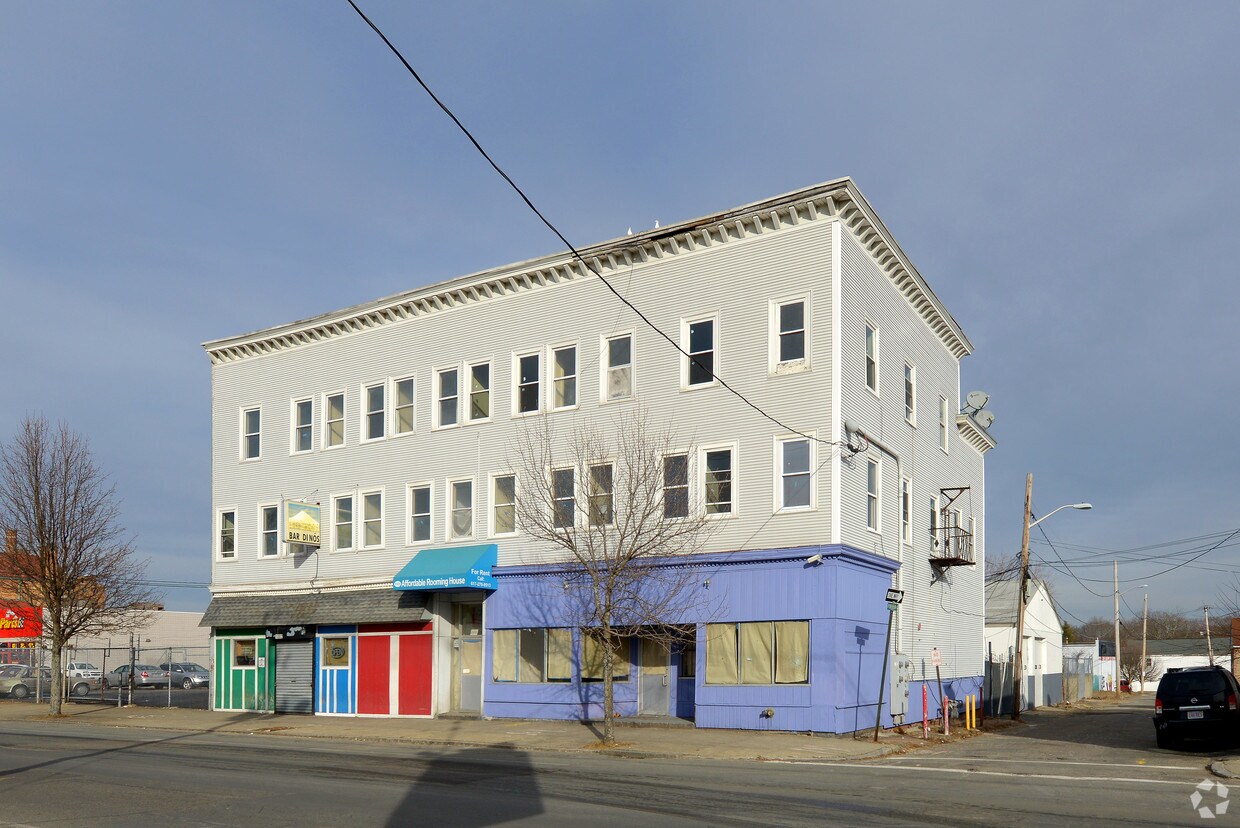 Primary Photo - 1002 Main St