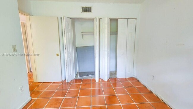 Foto del edificio - 11 Edgewater Dr