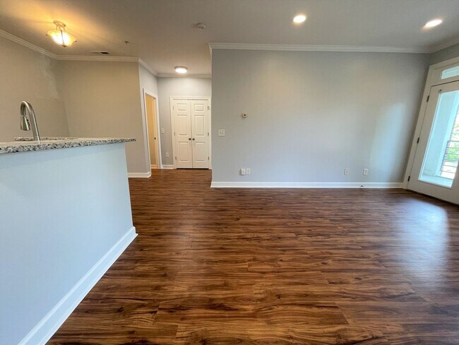 Foto del edificio - Spacious, beautifully renovated 2 bedroom ...
