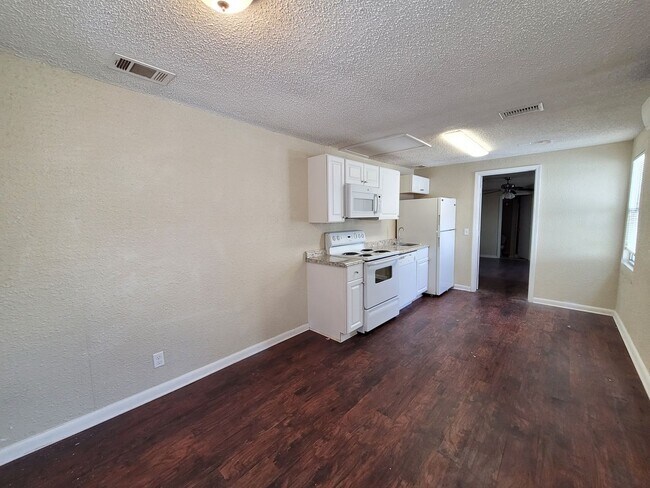 Foto del edificio - 1007 N J. St.