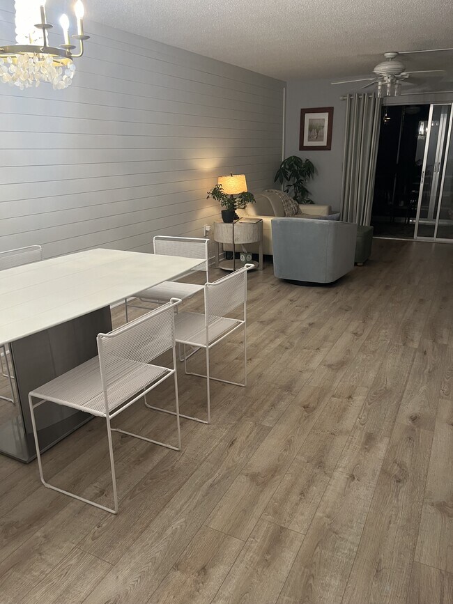 Building Photo - 995 La Guna Dr