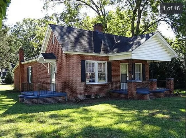 Building Photo - 126 Laurel Ave E