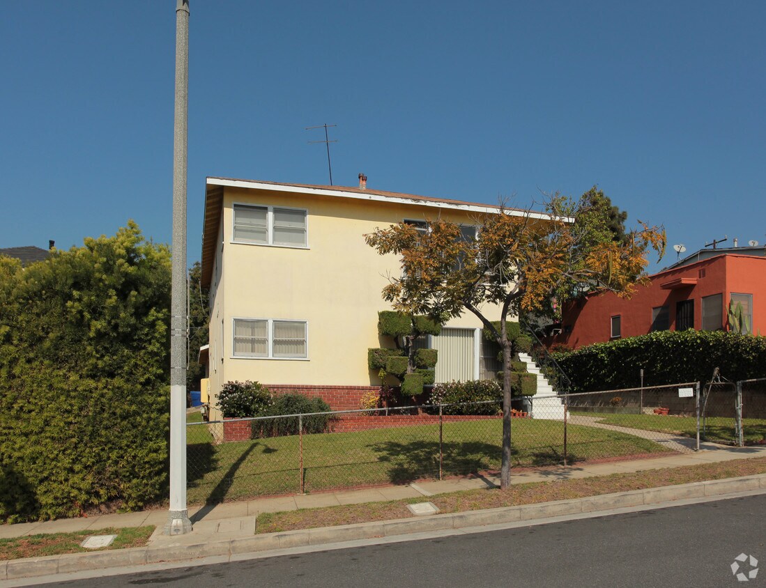 Building Photo - 833 Cedar St