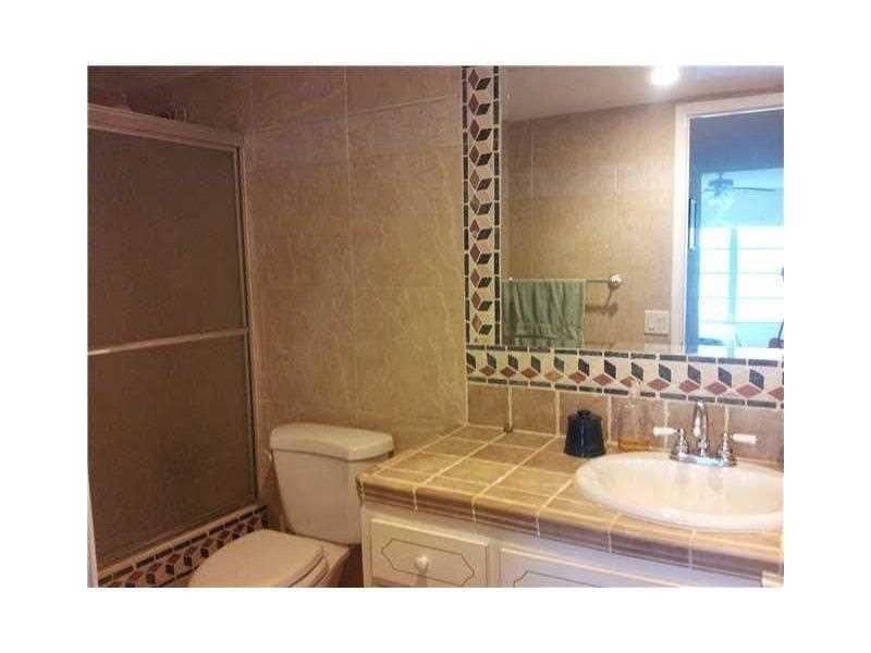 Building Photo - 2801 N Palm Aire Dr
