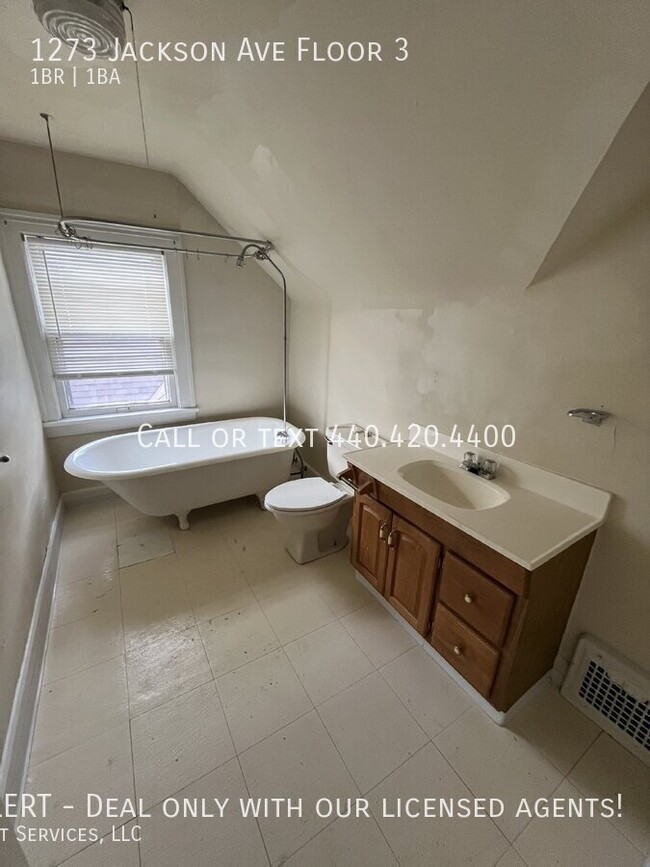 Foto del edificio - Spacious 1 Bed, 1 Bath Studio Valentine's ...