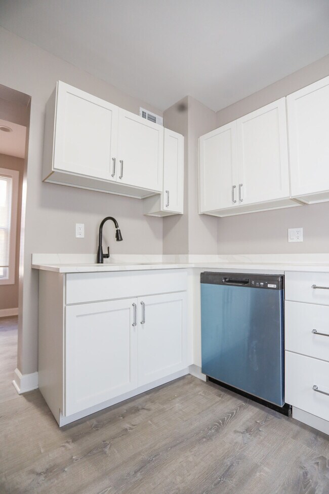 Building Photo - 1925 W Warner Ave