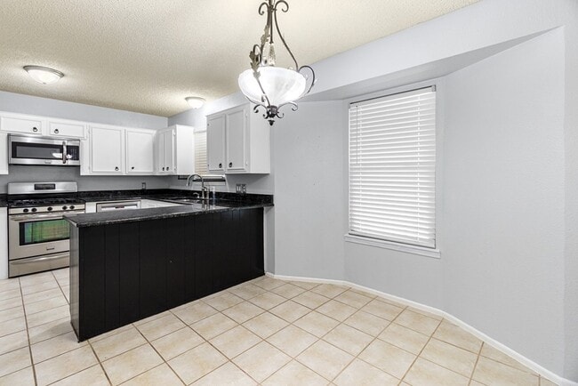 Building Photo - 2405 Emerson Ct