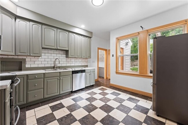 Building Photo - 335 Blackstone St