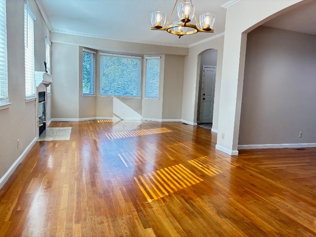 Building Photo - 242 N San Pedro Rd