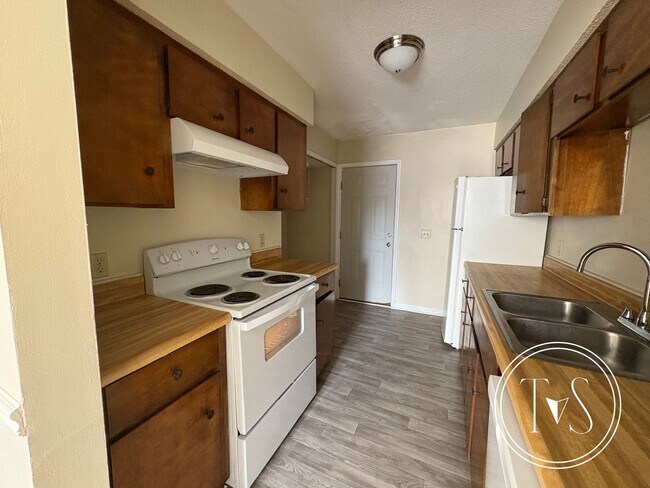 Foto del edificio - RATE DROP ALERT (was $1300/month) and SUMM...