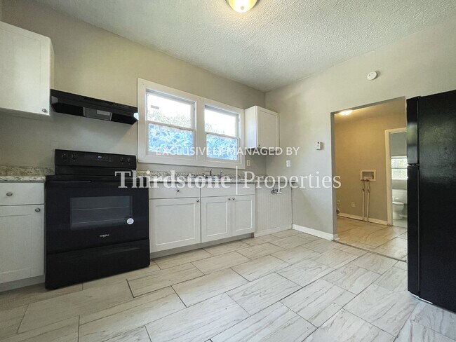 Building Photo - 753 Saranac St