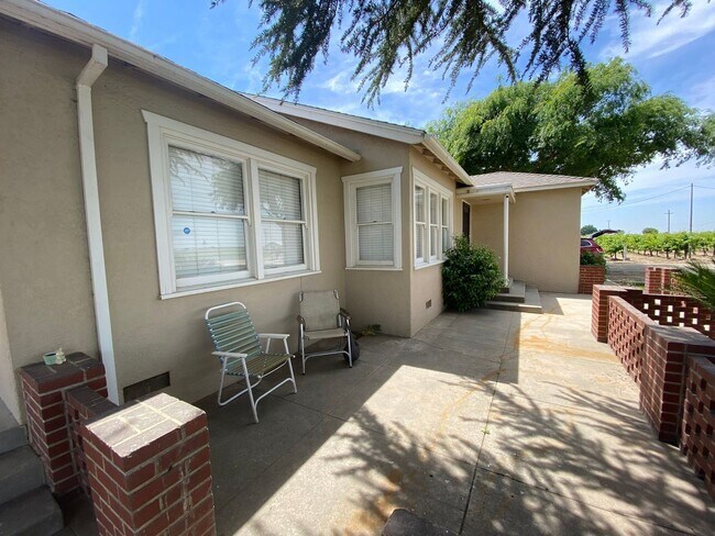 Building Photo - 3 br, 1 bath House - 8227 E. Floral Ave