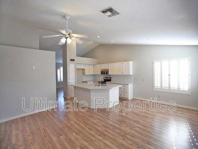 Building Photo - 7439 W Via Del Sol Dr