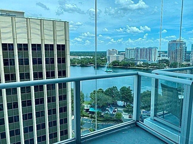 Foto del edificio - 150 E Robinson St