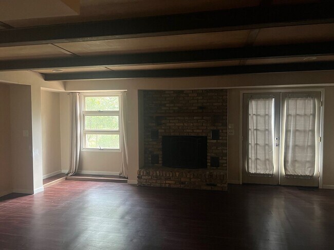 Building Photo - 3 bed/2 bath