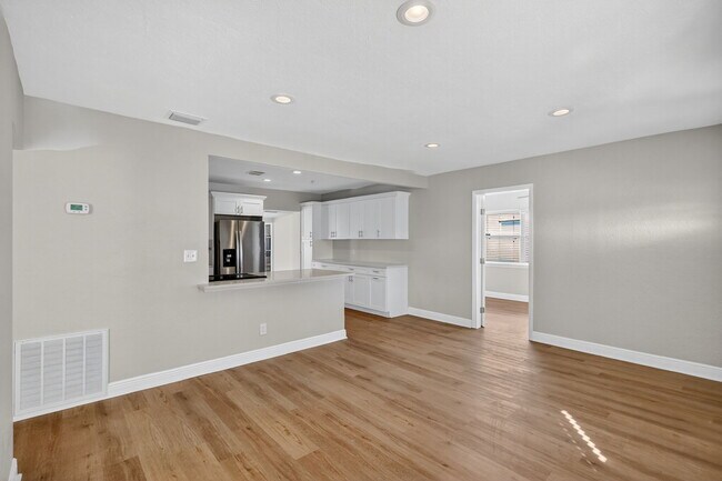 Foto del edificio - 541 40th Ave NE