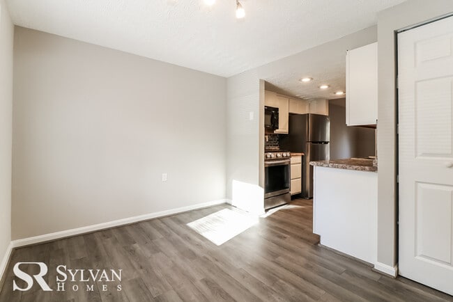 Building Photo - Don't miss out on this lovely townhome!