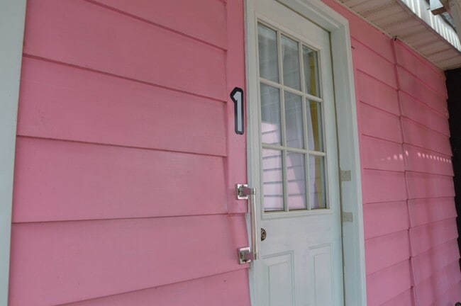 Building Photo - Newly Remodeled 1 Bedroom
