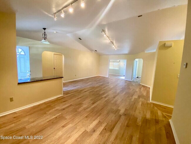 Building Photo - 2048 Advana St NE